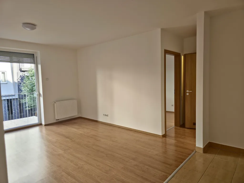 Erkélyes nappali + hálószobás üres lakás, Budapest 13. kerület Szent László út 41-43., 250 000 Ft/hó